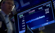 Le symbole de Weight Watchers affiché sur un écran à la Bourse de New York