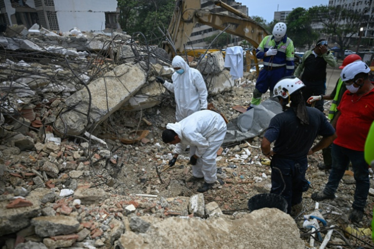 Des agents des services légistes du Venezuela recherchent des corps parmi les décombres d’un bâtiment effondré à Caraballeda, au Venezuela, le 3 août 2026. ( AFP / Federico PARRA )