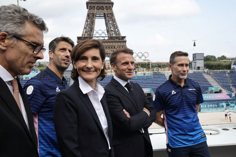 Amélie Oudéa-Castéra visite le site olympique près de la Tour Eiffel à Paris