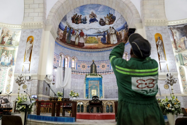 Un ouvrier prend une photo à l'intérieur de la basilique Notre-Dame d'Afrique à Alger, le 12 avril 2026 ( AFP / - )