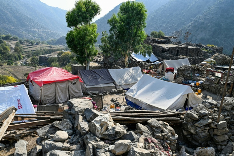 Des tentes pour les rescapdés d'un séisme dans le nord de l'Afghanistan, le 29 octobre 2025 ( AFP / Wakil KOHSAR )