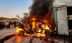 Le véhicule en flammes du journaliste palestinien Mohammed Wishah après une frappe de drone israélien dans le sud de la ville de Gaza, le 8 avril 2026 ( AFP / Omar AL-QATTAA )