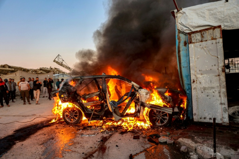 Le véhicule en flammes du journaliste palestinien Mohammed Wishah après une frappe de drone israélien dans le sud de la ville de Gaza, le 8 avril 2026 ( AFP / Omar AL-QATTAA )