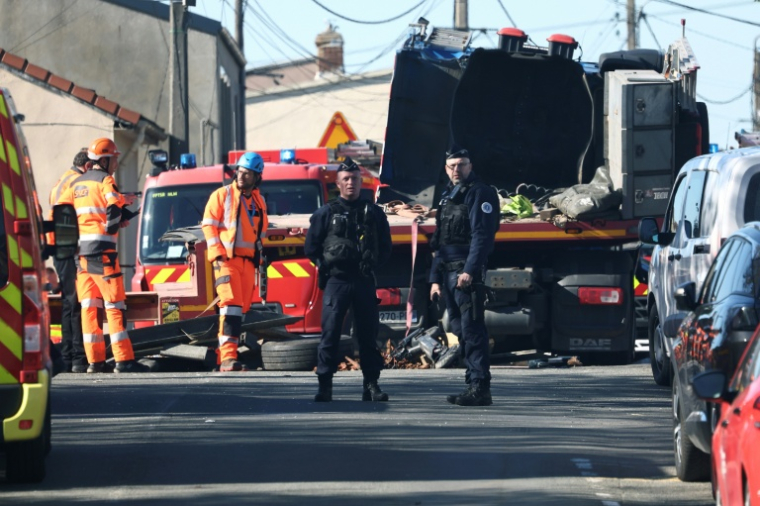 Des policiers sur une route après une collision  entre un TGV et un camion à un passage à niveau à Bully-les-Mines, entre Béthune et Lens, le 7 avril 2026 dans le Pas-de-Calais ( AFP / Sameer AL-DOUMY )