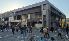 Les bureaux de la société Al-Qard al-Hassan, liée au Hezbollah, après une frappe aérienne israélienne, le 2 mars 2026, à Tyre au Liban ( AFP / KAWNAT HAJU )