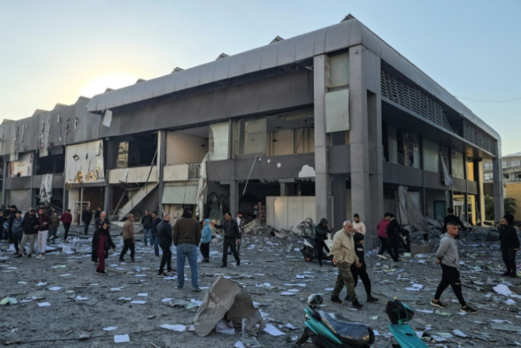 Les bureaux de la société Al-Qard al-Hassan, liée au Hezbollah, après une frappe aérienne israélienne, le 2 mars 2026, à Tyre au Liban ( AFP / KAWNAT HAJU )