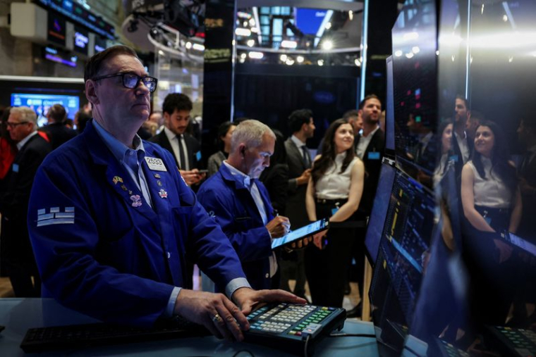 Des traders travaillent à la bourse de New York