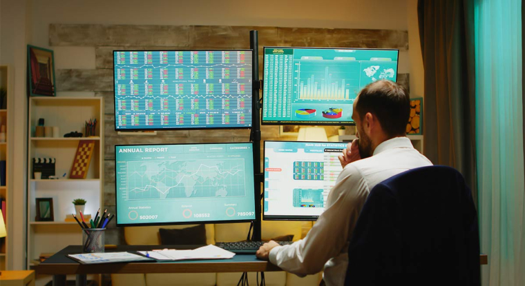 Comme dans une véritable salle de marché, vous pouvez brancher plusieurs écrans à votre ordinateur, ce qui vous permettra de suivre simultanément différentes places boursières, le carnet d'ordres des analyses techniques... (© Freepik)