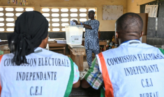 Des représentants de la commission électorale supervisent les opérations de vote pour la présidentielle ivoirienne, à Agboville le 25 octobre 2025 ( AFP / Issouf SANOGO )