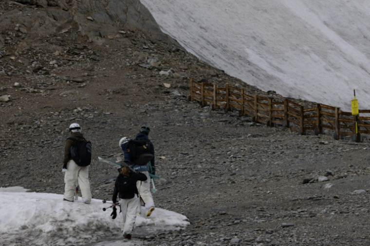 Des skieurs au départ d'une piste rouge, le 11 juillet 2026 à Tignes, en Savoie ( AFP / Alex MARTIN )
