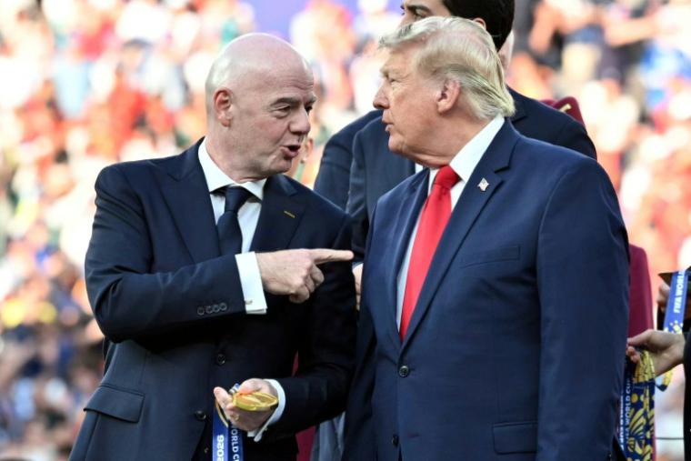 Le président de la Fifa, Gianni Infantino, (à gauche) avec Donald Trump après la victoire de l'Espagne contre l'Argentine en finale de la Coupe du monde le 19 juillet 2026 au MetLife Stadium d'East Rutherford, près de New York ( AFP / Mandel NGAN )