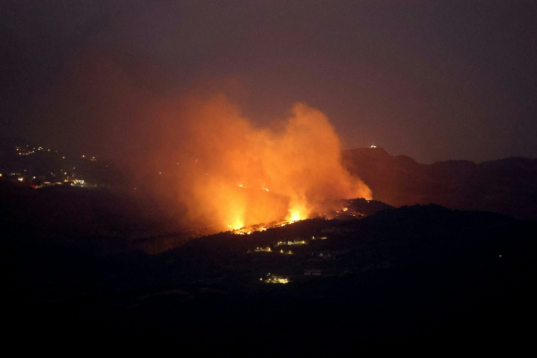 Un incendie ravage les zones boisées à la suite d'une frappe israélienne dans les environs du village de Qatrani, près de Jezzine, dans le sud du Liban, le 10 novembre 2025 ( AFP / Rabih DAHER )