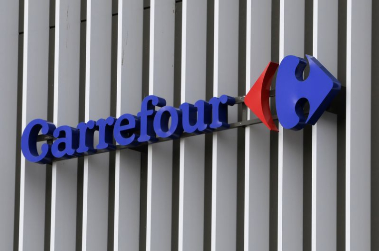 Le logo de Carrefour sur un hypermarché Carrefour à Nice, France