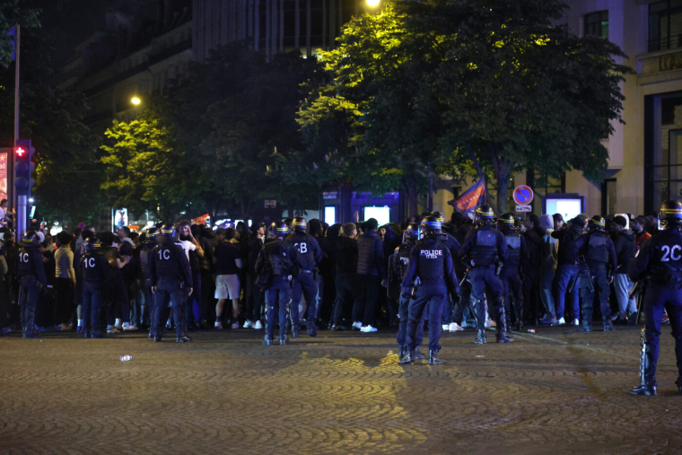 Deux morts et 559 interpellations dans toute la France