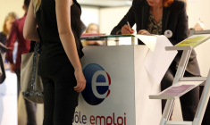 Des personnes sont visibles au stand de Pôle Emploi lors du 20e Forum de l'Alternance à Paris