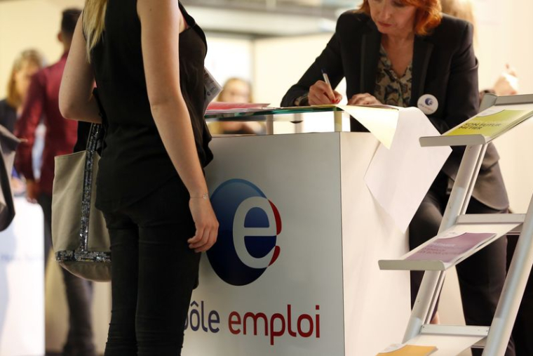 Des personnes sont visibles au stand de Pôle Emploi lors du 20e Forum de l'Alternance à Paris
