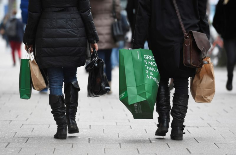 Des personnes portent leurs sacs de courses dans le centre-ville de Hambourg
