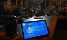 Une photographie du Belge Francis Halzen diffusée sur un écran lors de l'annonce de son prix Nobel de physique à Stockholm, en Suède, le 6 octobre 2026 ( TT NEWS AGENCY / Christine OLSSON )