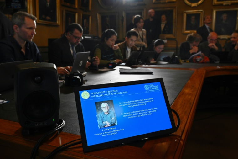 Une photographie du Belge Francis Halzen diffusée sur un écran lors de l'annonce de son prix Nobel de physique à Stockholm, en Suède, le 6 octobre 2026 ( TT NEWS AGENCY / Christine OLSSON )