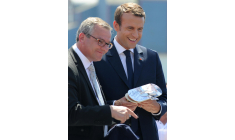 Olivier Le Nézet (à gauche), président du comité national des pêches, en présence du Président de la république Emmanuel Macron (à droite) lors d'une visite au port de Lorient, le 1er juin 2017. ( AFP / FRED TANNEAU )