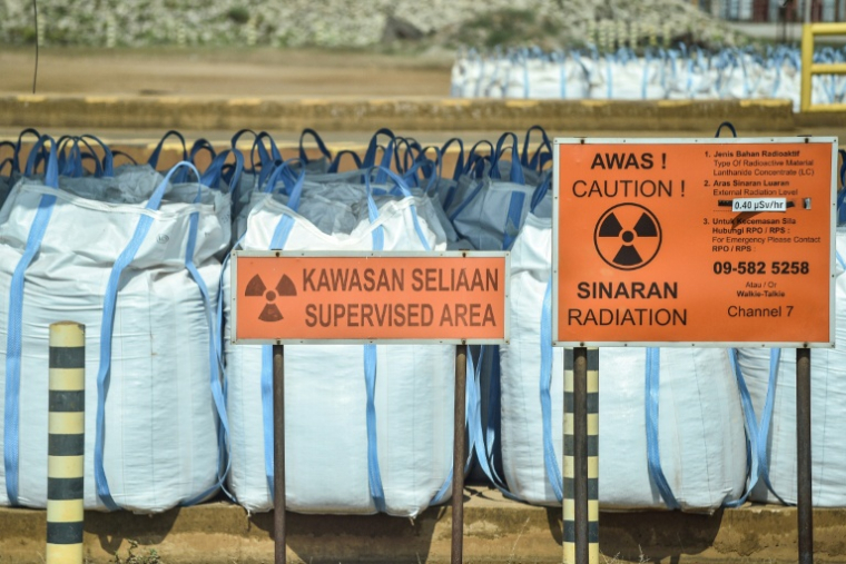 Des sacs contenant des terres rares finement triées lors d'une visite des installations de la société minière australienne Lynas à Gebeng, dans l'est de la Malaisie, le 8 avril 2026 ( AFP / Arif Kartono )