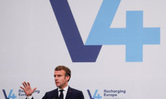 LA FRANCE N'ABANDONNERA PAS L'EUROPE DE L'EST, DIT MACRON