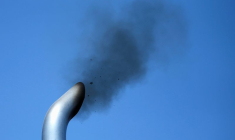 Le tuyau d'échappement d'un camion dont le moteur est soumis à des tests de pollution