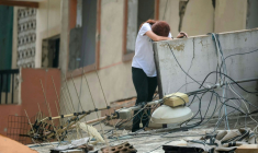 Une femme se désole après être revenue dans sa maison détruite, dans la banlieue sud de Beyrouth, au lendemain de l'entrée en vigueur d'une trêve avec Israël, le 18 avril 2026 ( AFP / ibrahim AMRO )
