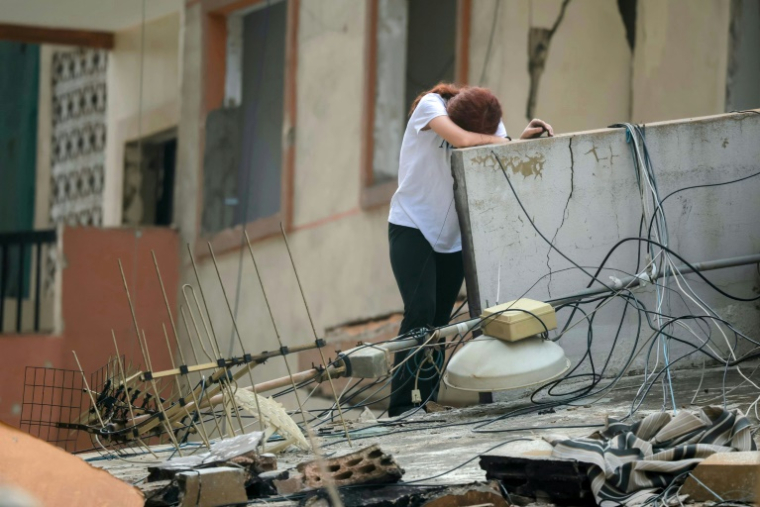 Une femme se désole après être revenue dans sa maison détruite, dans la banlieue sud de Beyrouth, au lendemain de l'entrée en vigueur d'une trêve avec Israël, le 18 avril 2026 ( AFP / ibrahim AMRO )