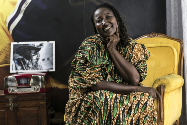 La chanteuse Korka Dieng, membre du légendaire groupe Orchestra Baobab, à Dakar, le 29 septembre 2026 au Sénégal ( AFP / PATRICK MEINHARDT )