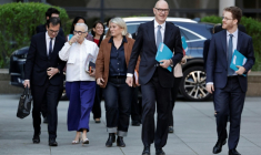 Le ministre de l'Economie Roland Lescure et le ministre des Comptes publics David Amiel arrivent à une réunion du comité d'alerte des finances publiques, à Paris, le 21 avril 2024 ( AFP / STEPHANE DE SAKUTIN )