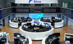 Le graphique de l'indice allemand des prix des actions DAX est photographié à la bourse de Francfort