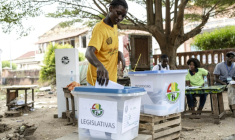 Un électeur dépose son bulletin dans l'urne dans un bureau de vote à Bissau, le 23 novembre 2025, lors des élections présidentielles et législatives en Guinée-Bissau. ( AFP / PATRICK MEINHARDT )