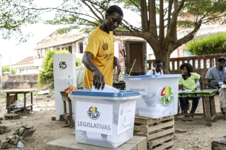 Un électeur dépose son bulletin dans l'urne dans un bureau de vote à Bissau, le 23 novembre 2025, lors des élections présidentielles et législatives en Guinée-Bissau. ( AFP / PATRICK MEINHARDT )