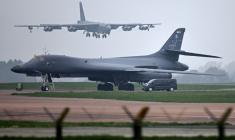 Un bombardier Boeing B-52 Stratofortress de l’US Air Force atterrit sur la piste, au-delà d’un bombardier Rockwell B-1 Lancer de l’US Air Force, sur la base de la RAF Fairford dans le sud-ouest de l’Angleterre, le 9 mars 2026 ( AFP / Henry NICHOLLS )