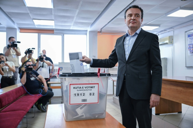 Le Premier ministre social-démocrate du Kosovo, Albin Kurti, vote pour les législatives, les troisièmes en seize mois, le 7 juin 2026 à Pristina ( AFP / Armend NIMANI )
