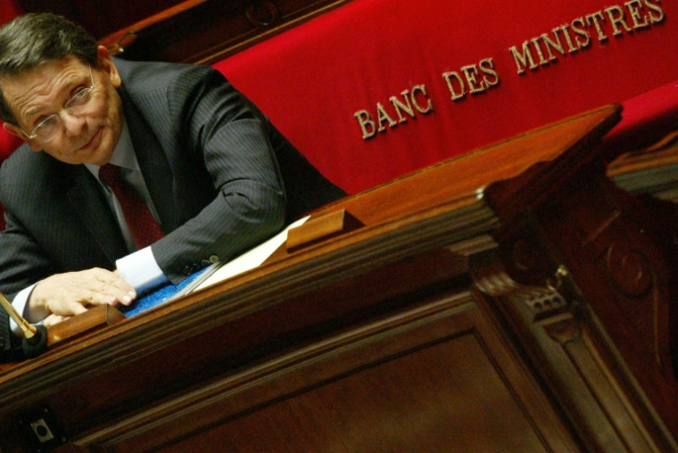 Jean-François Mattei, alors ministre de la Santé, le 19 octobre 2003, au banc des ministres à l'Assemblée nationale à Paris ( AFP / MEHDI FEDOUACH )