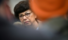 La ministre française de la Transition écologique, Monique Barbut, s'adresse à la presse à Cheffes, dans l'ouest de la France, le 27 février 2026 ( AFP / Loic VENANCE )