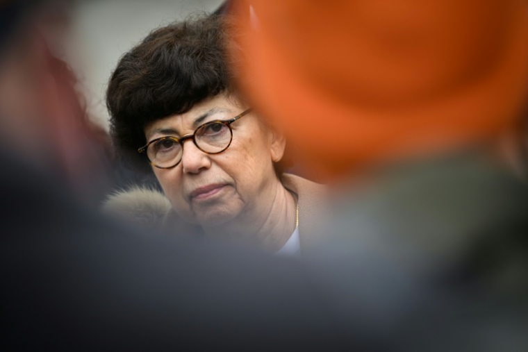 La ministre française de la Transition écologique, Monique Barbut, s'adresse à la presse à Cheffes, dans l'ouest de la France, le 27 février 2026 ( AFP / Loic VENANCE )