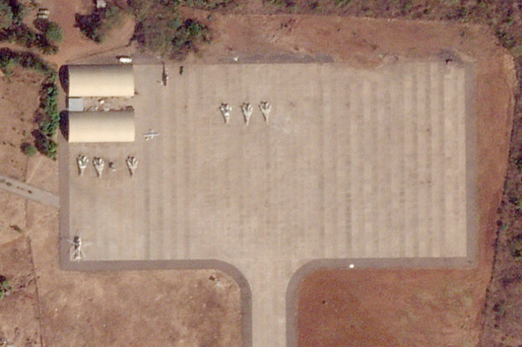 Image satellite obtenue auprès de Planet Labs PBC, le 17 juillet 2025, montrant un avion et un drone - que l'on pense être un Bayraktar TB2 de fabrication turque - sur le tarmac de la base aérienne de Bahir Dar, dans la région Amhara, en Éthiopie, le 28 avril 2025 ( Planet Labs PBC / Handout )