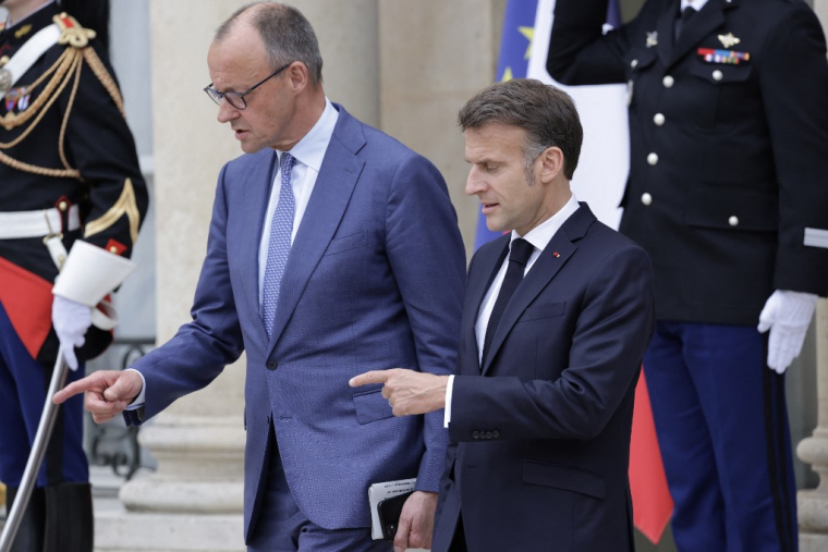 Le chancelier Friedrich Merz et Emmanuel Macron, à Paris, le 17 avril 2026 ( AFP / LUDOVIC MARIN )