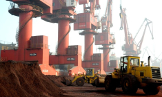 Des ouvriers transportent de la terre contenant des terres rares destinées à l'exportation dans un port à Lianyungang