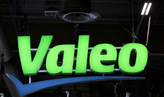 Le logo de Valeo est exposé au salon JEC World Composites au Centre d'exposition de Villepinte, près de Paris