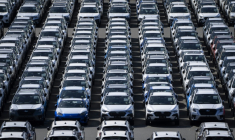 Donald Trump a signé un décret abaissant les droits de douane sur les automobiles japonaises à 15%, au lieu de 25% jusqu'ici, et prévoyant que ceux appliqués à la majorité des produits japonais ne dépasseront pas ce nouveau taux ( AFP / Yuichi YAMAZAKI )