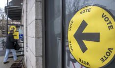 Devant un bureau de vote par anticipation, le 19 avril 2025 à Montréal ( AFP / ANDREJ IVANOV )