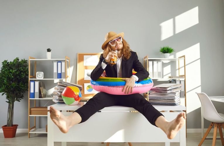 (Crédits photo : Adobe Stock - Homme ayant fait sa réservation de voyage, prêt pour des vacances d'été au soleil)