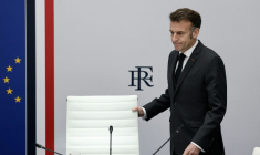 Emmanuel Macron arrive au palais de l'Élysée à Paris le 17 mars 2026 pour une réunion du Conseil national de défense sur la guerre au Moyen-Orient ( POOL / Benoit Tessier )