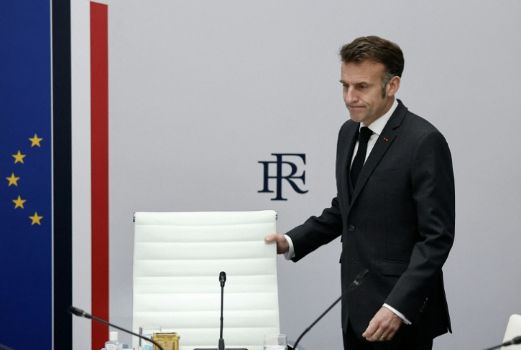 Emmanuel Macron arrive au palais de l'Élysée à Paris le 17 mars 2026 pour une réunion du Conseil national de défense sur la guerre au Moyen-Orient ( POOL / Benoit Tessier )