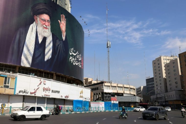Une gigantesque fresque murale représente l'ayatollah Ali Khamenei, le guide suprême iranien tué dans l'intervention américano-israélienne, le 5 mars 2026 à Téhéran ( AFP / ATTA KENARE )