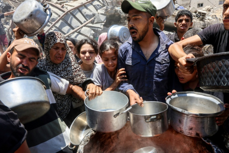 Distribution de nourriture dans le quartier de Rimal à Gaza-ville, le 18 juin 2025 ( AFP / Omar AL-QATTAA )